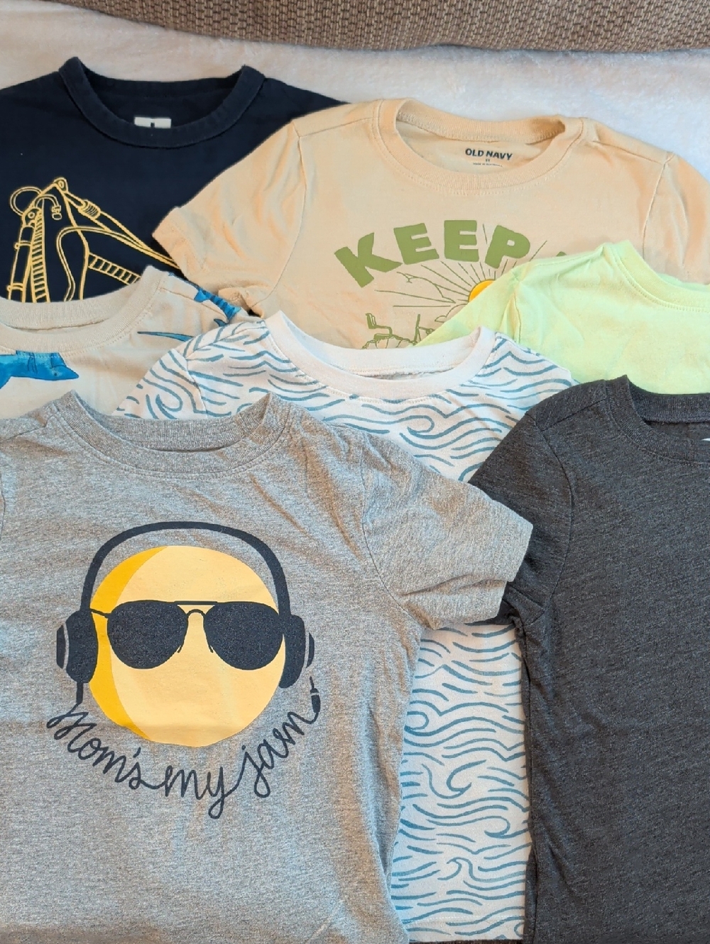 6 Old Navy/1 GAP Kids T-shirt Bundle